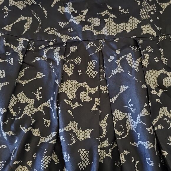 Banana Republic Black and Taupe Laced Print Silk Skirt - Size 6P - Picture 6 of 14